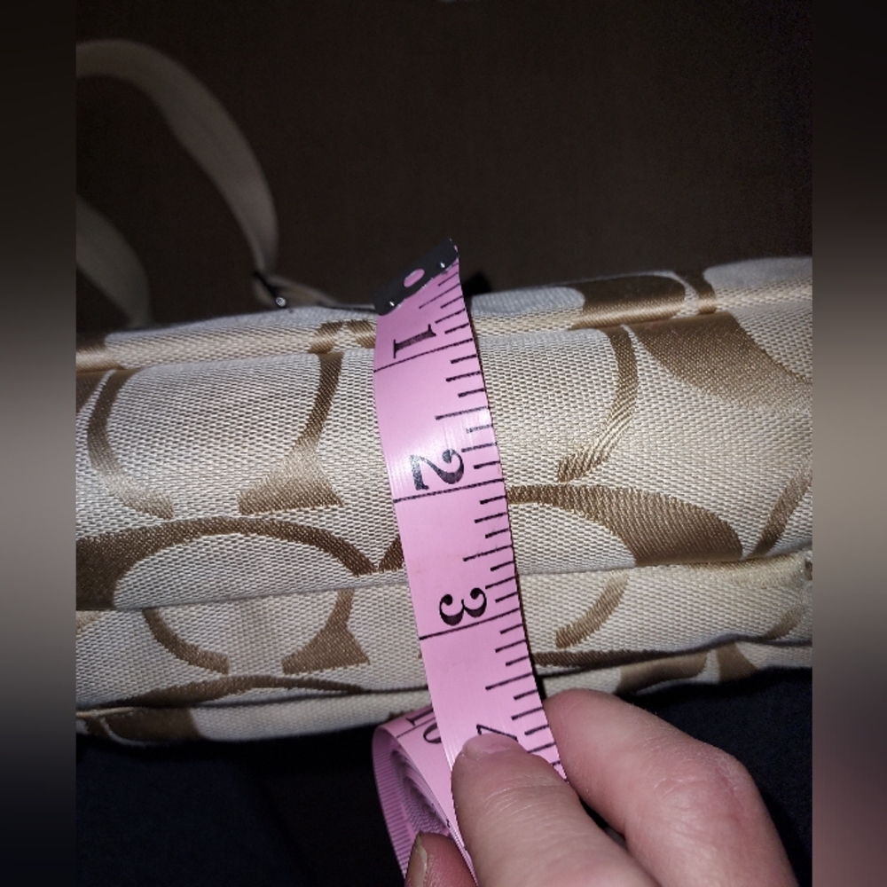 $99! Coach | Crossbody Lavender Inside Purse - Picture 17 of 17